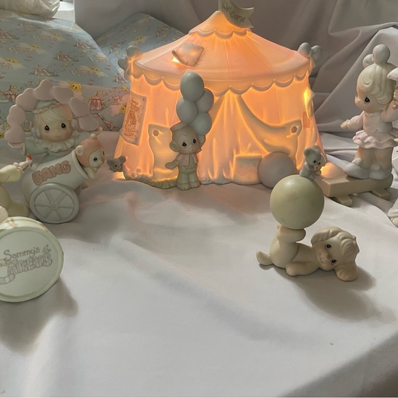 New in Box! Vintage 1993 PRECIOUS MOMENTS SAMMY'S
CIRCUS TENT Nightlight Set - Picture 3 of 11